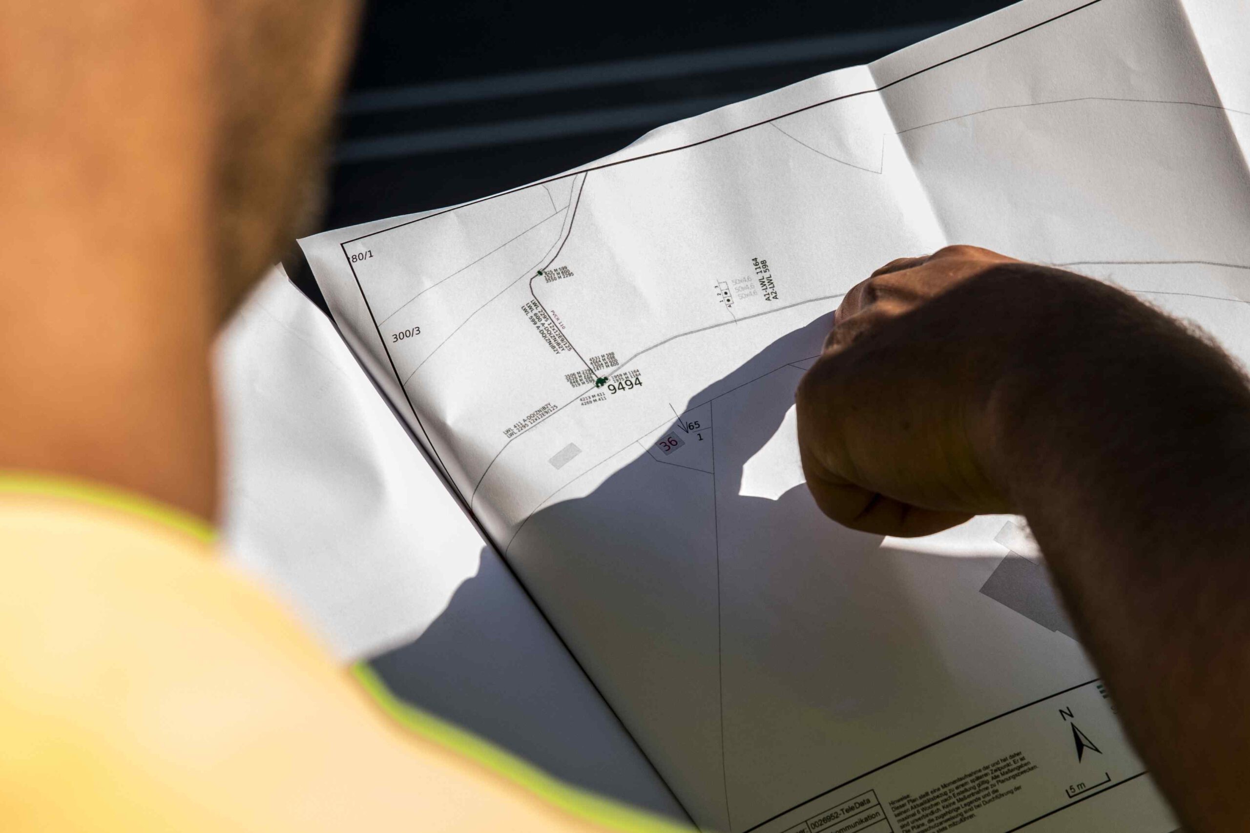 Planung Baustelle a person pointing at a map planning BESS
